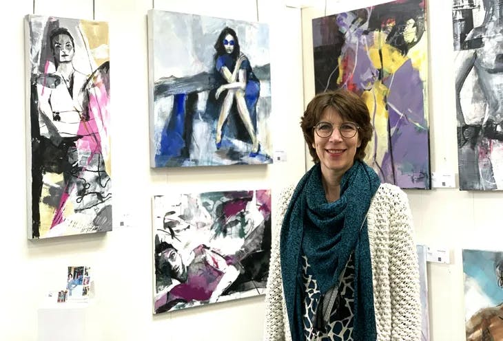 In front of her artworks: Heike Schümann.